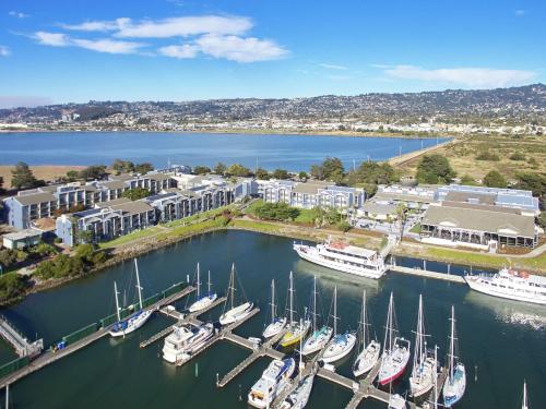 DoubleTree by Hilton Hotel Berkeley Marina - Best Hotels in Berkeley, CA