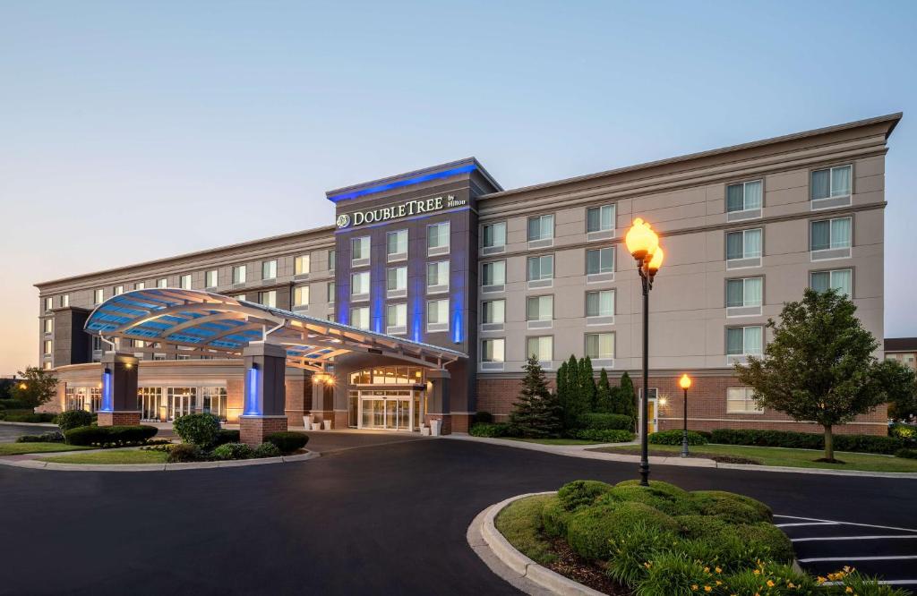 DoubleTree by Hilton Chicago Midway Airport, IL - Best Hotels with Airport Shuttle Service in Illinois