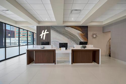 Holiday Inn Hotel & Suites Chicago - Downtown by IHG - Best Pool Hotels in Chicago, IL