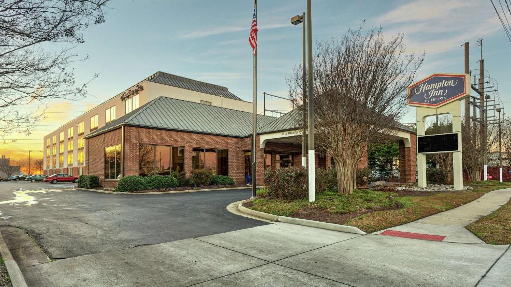 Hampton Inn Norfolk-Naval Base - Best Hotels with Free Breakfast in Norfolk, VA