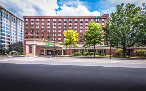 Holiday Inn Arlington at Ballston by IHG - Best Pool Hotels in Arlington, VA