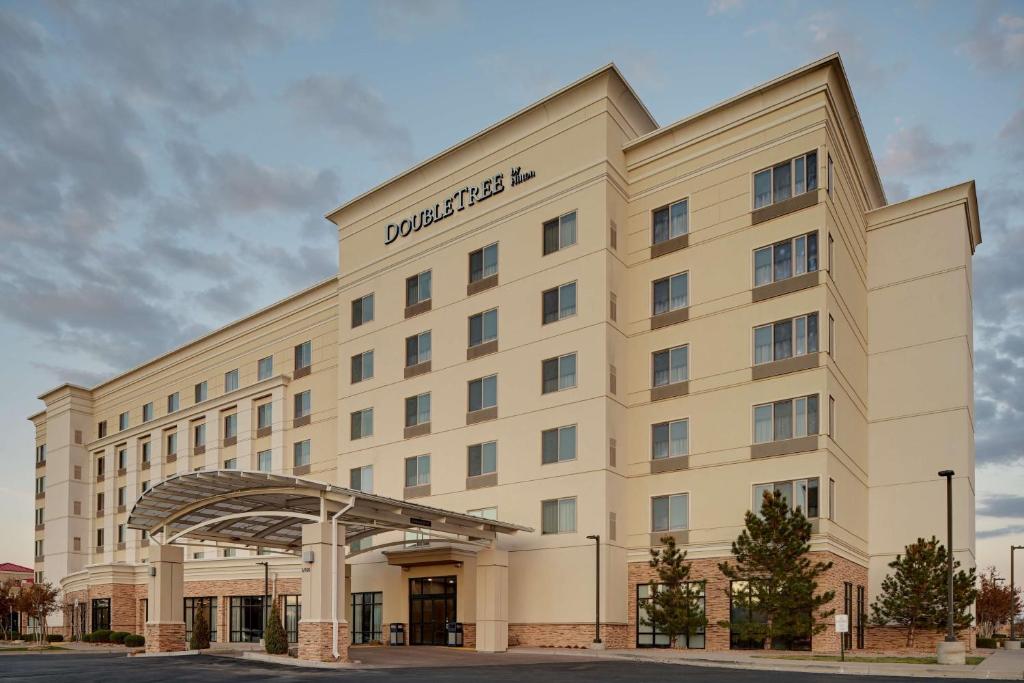 DoubleTree by Hilton Denver International Airport, CO - Best Hotels with Airport Shuttle Service in Colorado