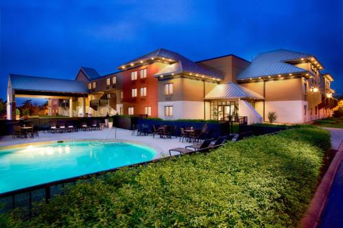 Holiday Inn Express Nashville Airport by IHG - Best Hotels with Airport Shuttle Service in Nashville, TN