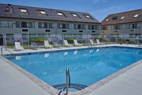 Admiralty Inn & Suites - a Red Collection Hotel