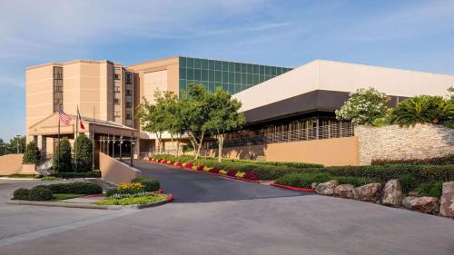Sonesta Hotel Houston IAH Airport - Best Hotels with Airport Shuttle Service in Texas