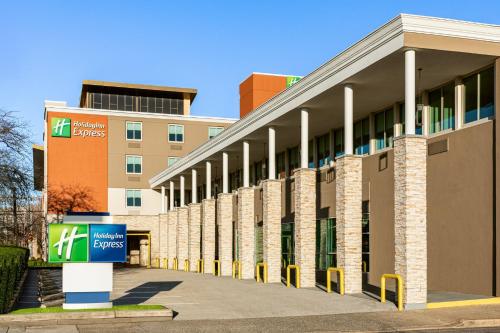 Holiday Inn Express Baltimore At The Stadiums by IHG - Best Pool Hotels in Baltimore, MD