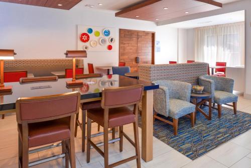 Holiday Inn Express Glenwood Springs Aspen Area, an IHG Hotel