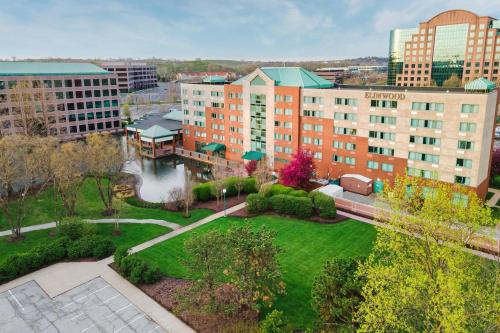 Elimwood Hotel, a Ramada by Wyndham - Best Hotels with Free Breakfast in St. Louis, MO