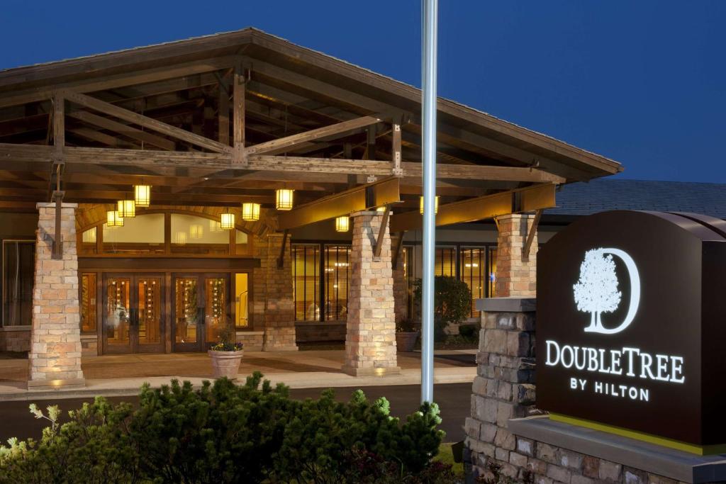 DoubleTree by Hilton Libertyville-Mundelein - Best Hilton Worldwide Hotels in Illinois