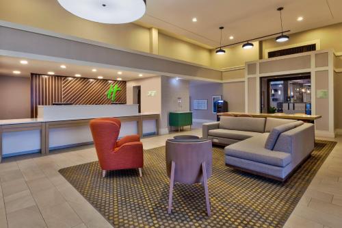 Holiday Inn Westbury-Long Island, an IHG Hotel