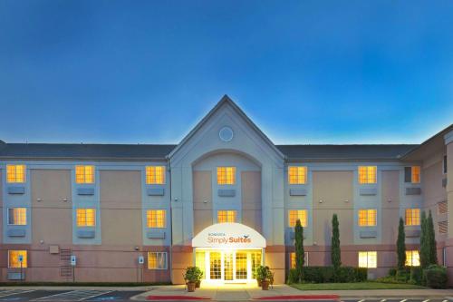 hotels with suites in Addison