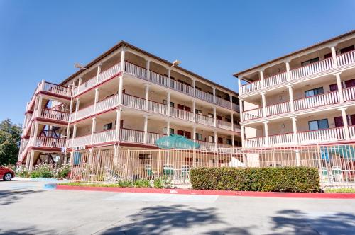Heritage Inn La Mesa - Best Pool Hotels in San Diego, CA