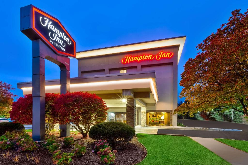 Hampton Inn Traverse City - Best Pet-Friendly Hotels in Traverse City, MI