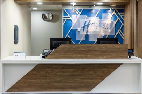 Holiday Inn Express Hotel & Suites Center Township, an IHG Hotel