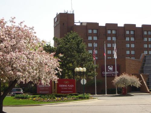 Crowne Plaza Columbus North - Worthington by IHG - Best Pool Hotels in Columbus, OH