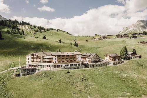 Hotel Goldener Berg - Best Hotels in Lech