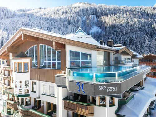 Hotel Neuhintertux 4 Sterne superior - Best Hotels in Tyrol