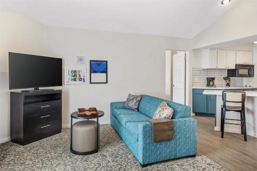 Sonesta ES Suites Chatsworth - Best Hotels with Free Breakfast in Los Angeles, CA