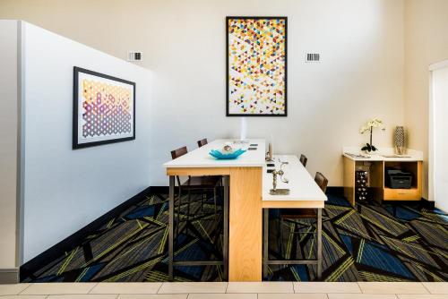 Holiday Inn Express Hotel & Suites Charlotte Airport-Belmont, an IHG Hotel