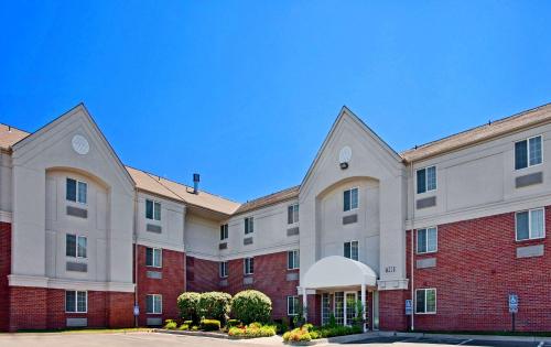 hotels with suites in Overland Park
