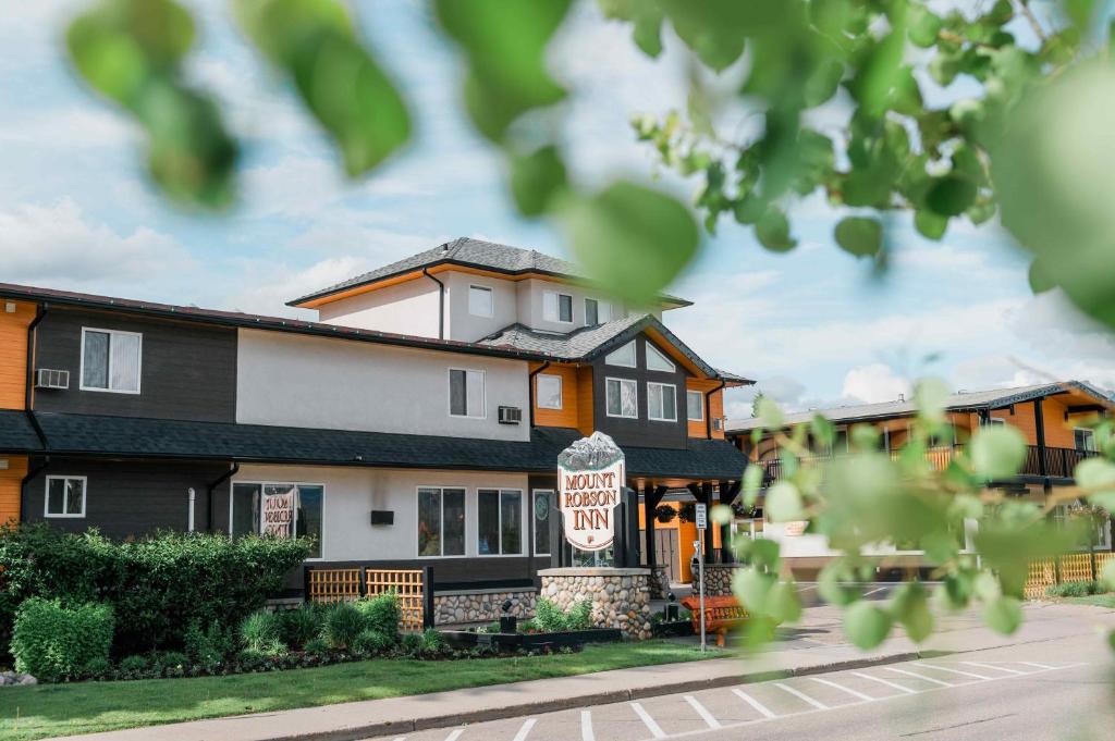 Mount Robson Inn - Best Hotels in Jasper National Park