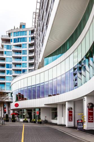 Pinnacle Hotel at the Pier - Best Fitness Hotels in Vancouver, Canada