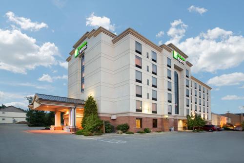 Holiday Inn Express & Suites Bloomington, an IHG Hotel