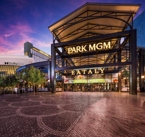 Park MGM Las Vegas - Las Vegas Hotels with Pools