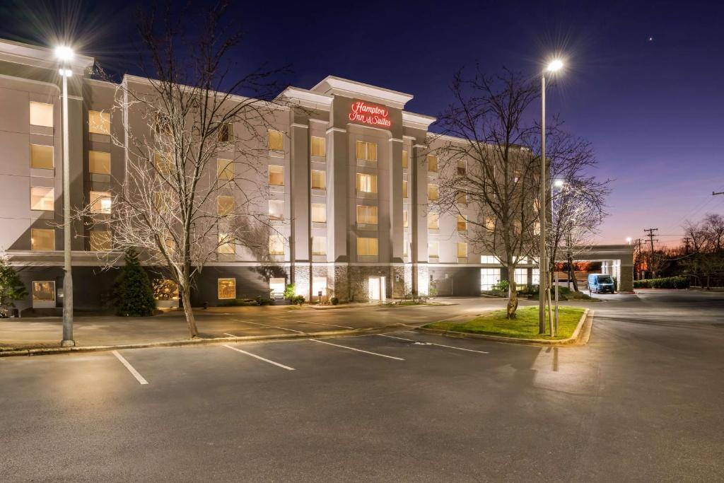 Hampton Inn & Suites Charlotte-Airport - Best Hotels with Airport Shuttle Service in Charlotte, NC