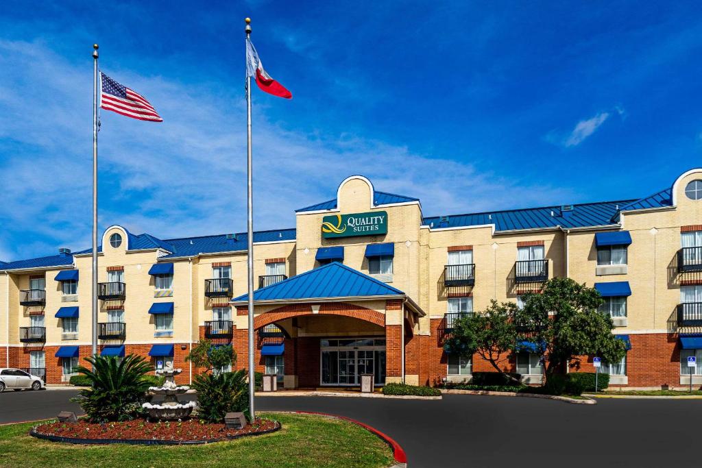 Quality Suites San Antonio Northeast - Best Pool Hotels in San Antonio, TX