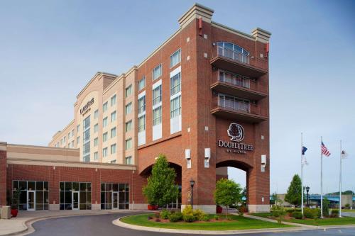 DoubleTree by Hilton Bay City - Riverfront - Best Business Hotels in Michigan