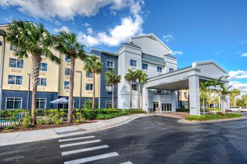 Fairfield Inn and Suites by Marriott Naples - Best Hotels with Free Breakfast in Naples, FL