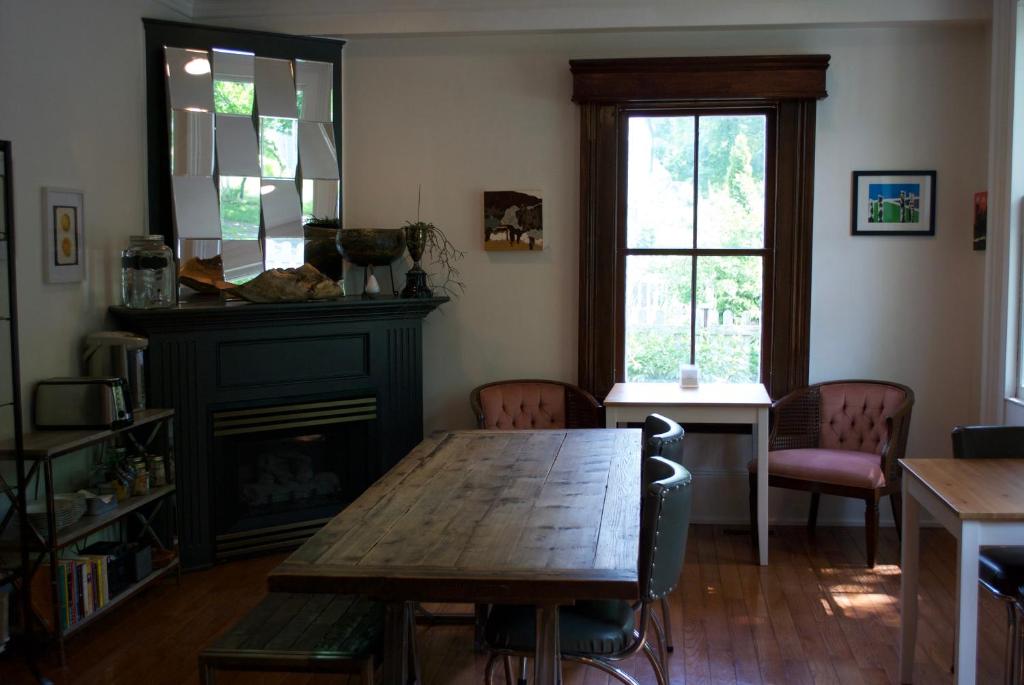 Queen Regent Bed & Breakfast - Best Hotels in Ontario