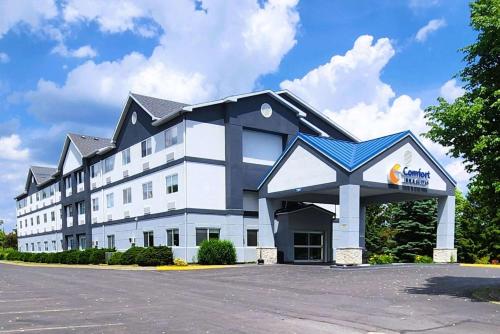 hotels with suites in Utica