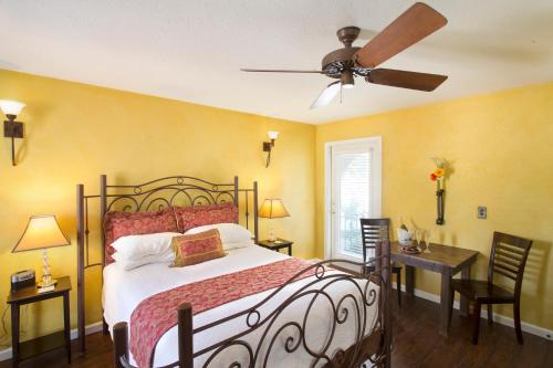 Lakehouse Bed and Breakfast - Best Hotels in Texas
