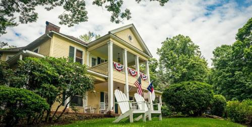 The Yellow House on Plott Creek - Best Hotels in North Carolina