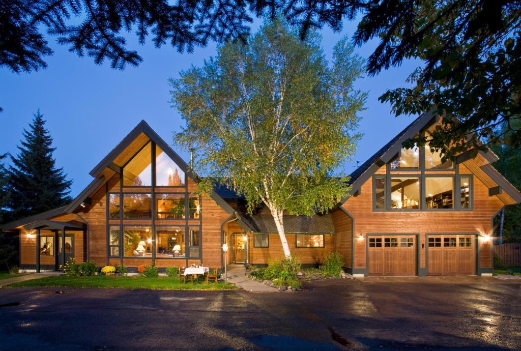 Good Medicine Lodge - Best Hotels in Whitefish