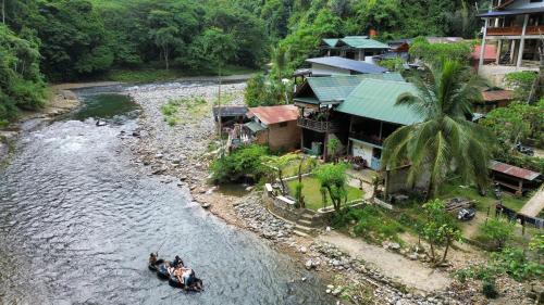 Sam's Bungalows And Treks