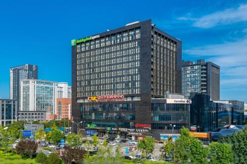Holiday Inn Express Beijing Huacai by IHG - Best Pool Hotels in Beijing