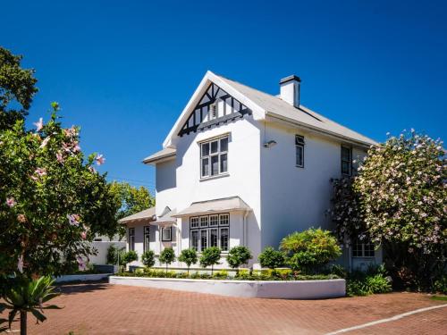 Whispering Oaks Guest House - Best Hotels in Western Cape