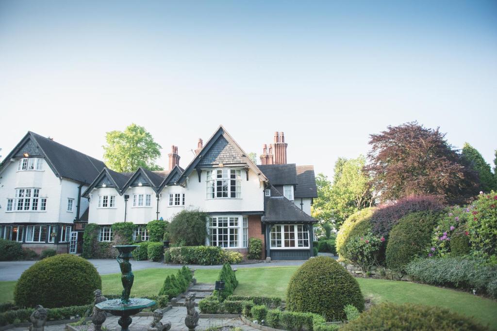 Mere Court Hotel - Best Parking Hotels in Manchester