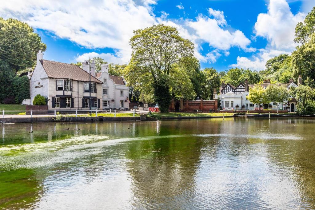 Greyhound Hotel - Best Hotels in Surrey