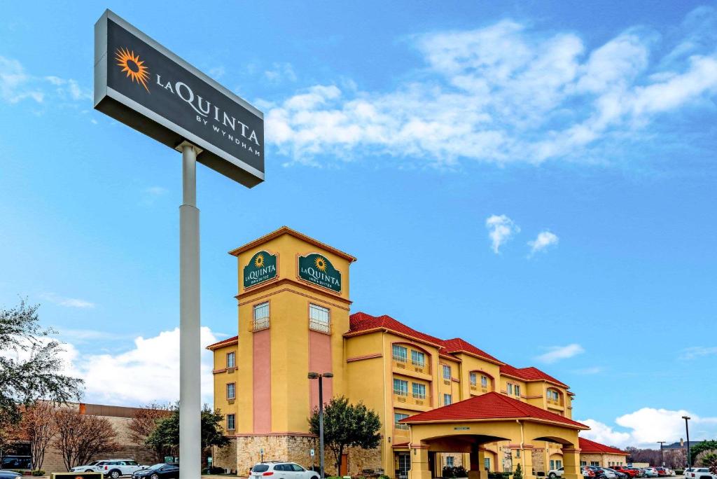 La Quinta by Wyndham DFW Airport West - Bedford - Best Hotels with Airport Shuttle Service in Fort Worth, TX