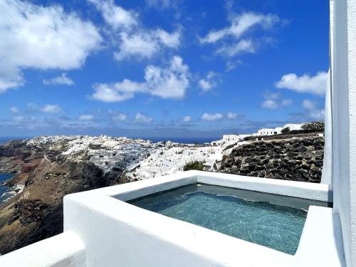 IKIES Santorini - Top Santorini Beach Hotels