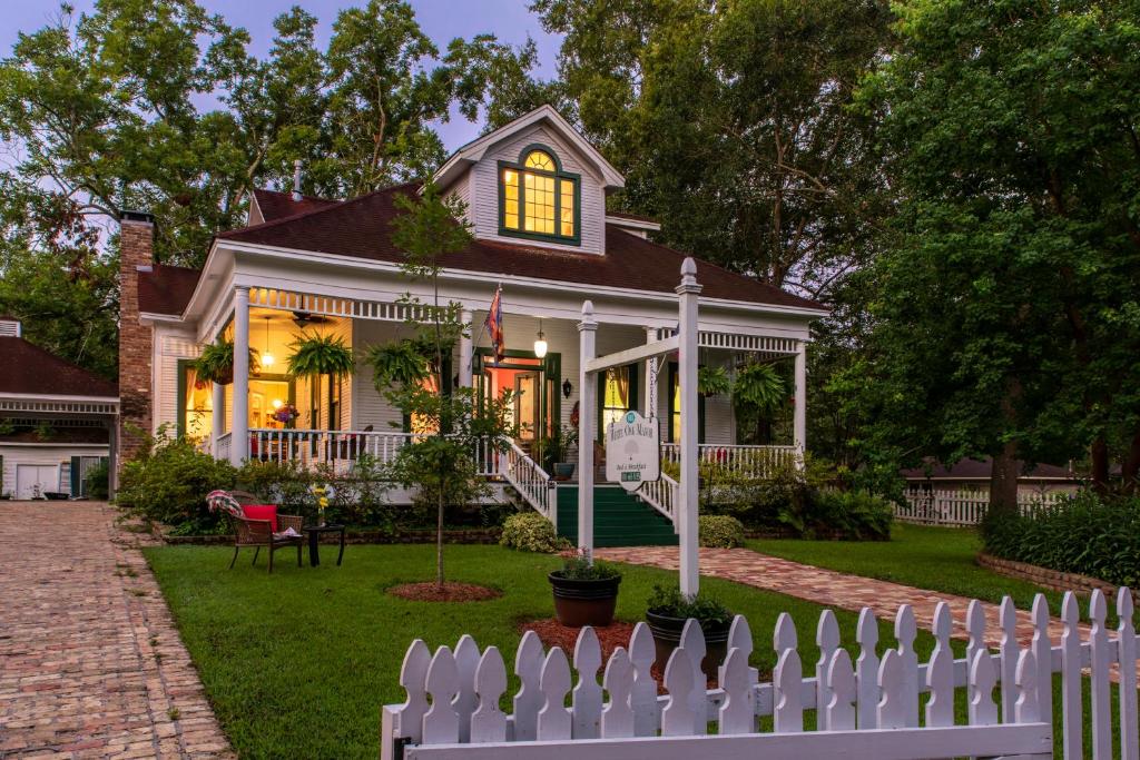White Oak Manor Bed and Breakfast - Best Hotels in Texas