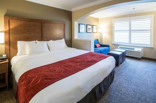 Comfort Suites Fresno River Park - Best Parking Hotels in Fresno, CA