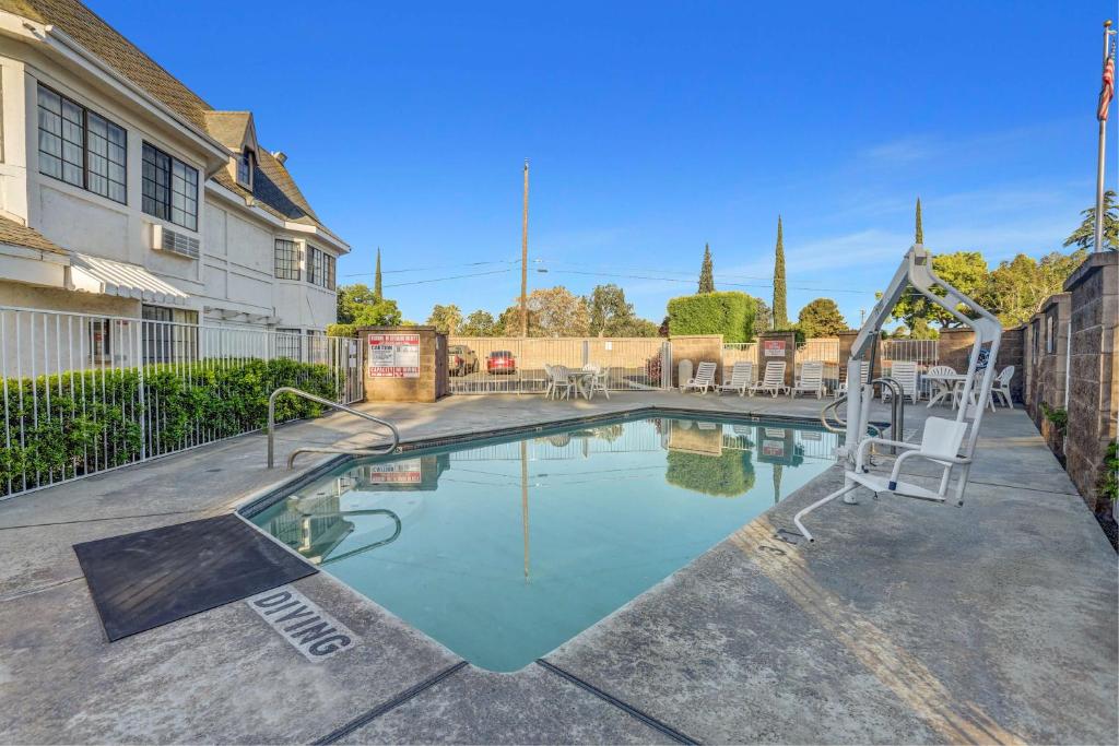 Motel 6-Fresno, CA - Belmont Ave - Best Parking Hotels in Fresno, CA