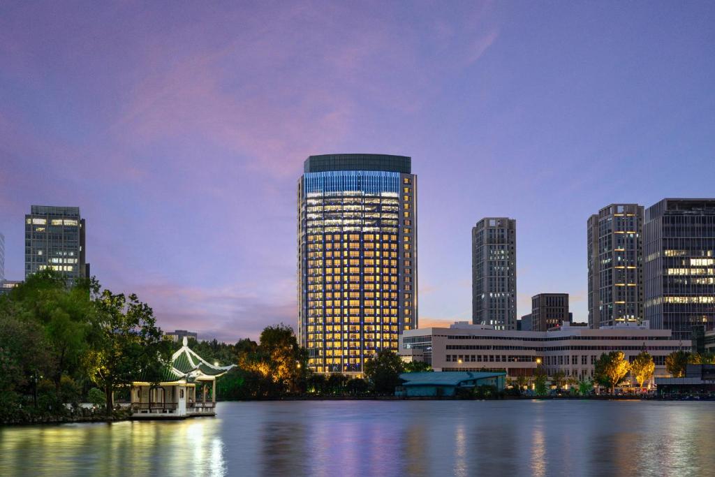 HUALUXE Shanghai Changfeng Park - Park Lake View - Best Fitness Hotels in Shanghai