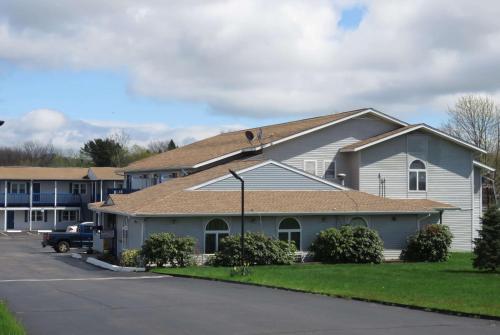 Days Inn by Wyndham Middletown/Newport Area - Best Pool Hotels in Rhode Island
