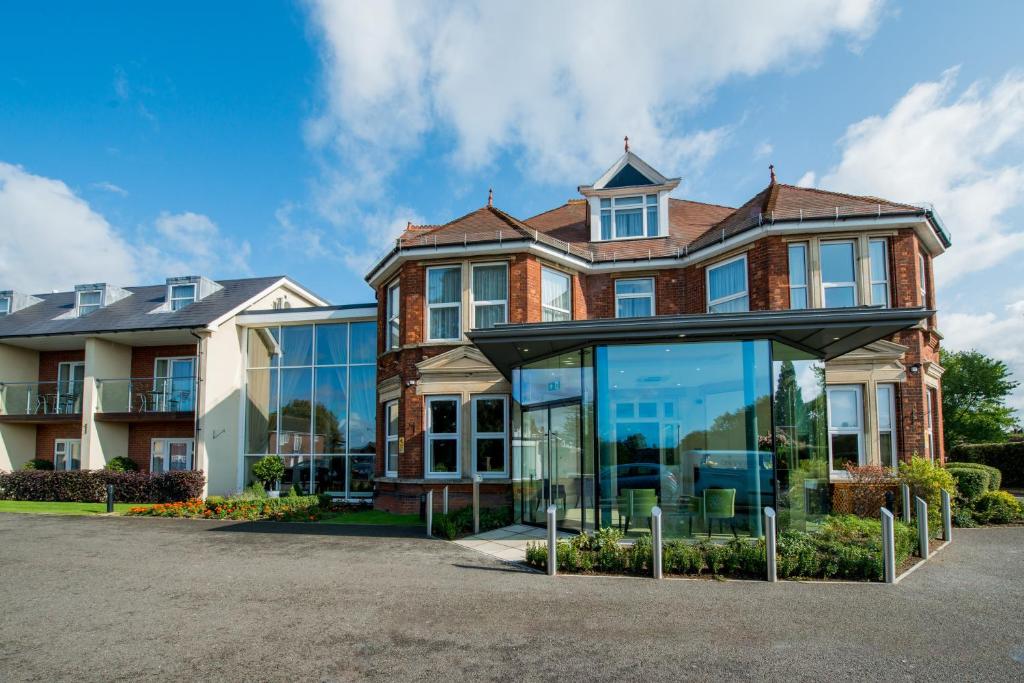 Stanwell Hotel By Mercure - Best Parking Hotels in London, England